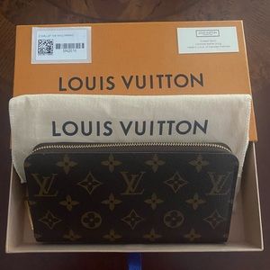 Authentic…Louis Vuitton Zippy Wallet Monogram